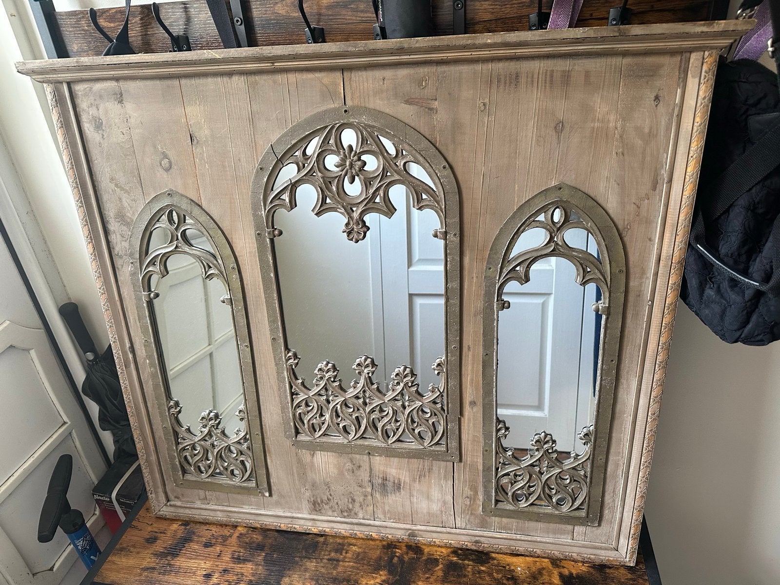 Decoratieve spiegel met gotische ramen en houten frame, Antiek en Kunst, Ophalen of Verzenden, Rechthoekig, 50 tot 100 cm, 100 tot 150 cm