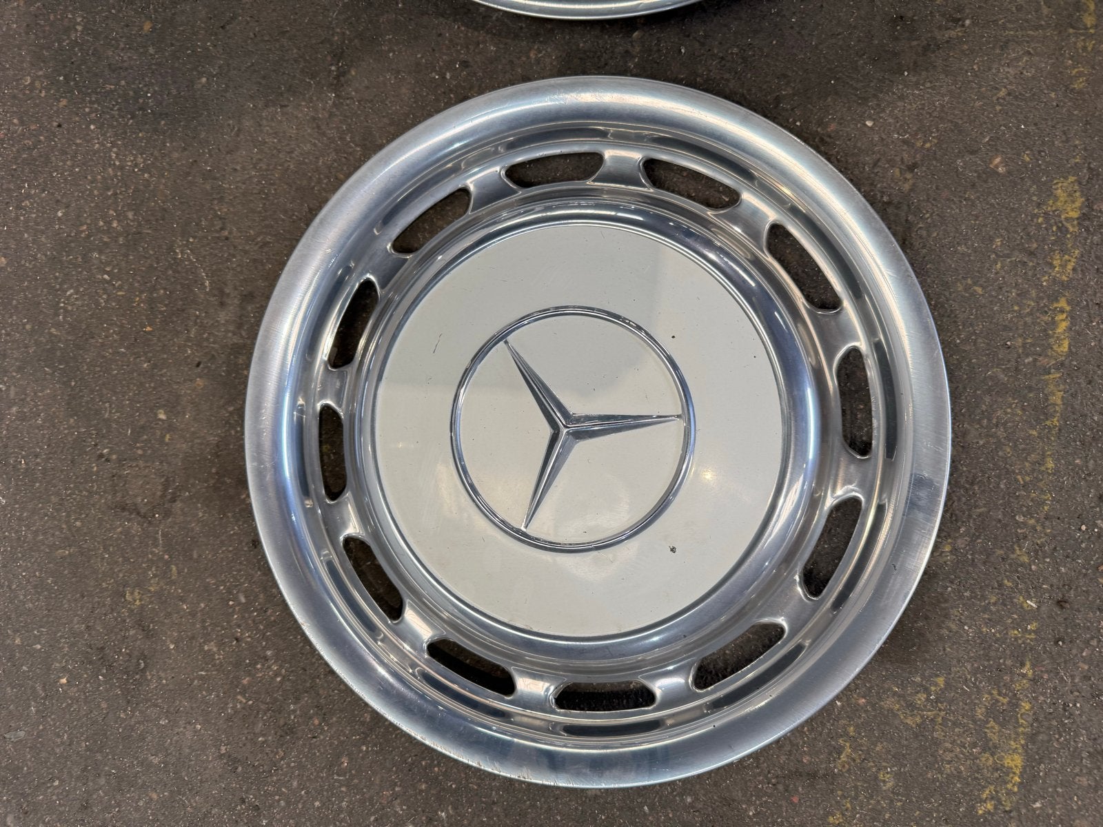 Compleet setje van 4 Mercedes-Benz wieldoppen, Ophalen, Gebruikt
