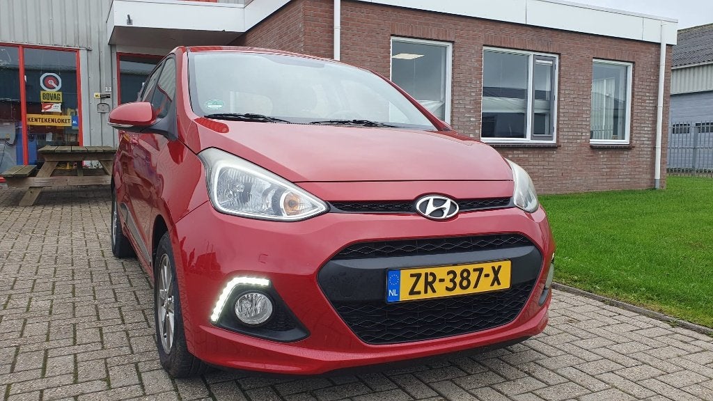 Foto 2 van Hyundai i10 1.0 5 DRS AUT 2014 Rood