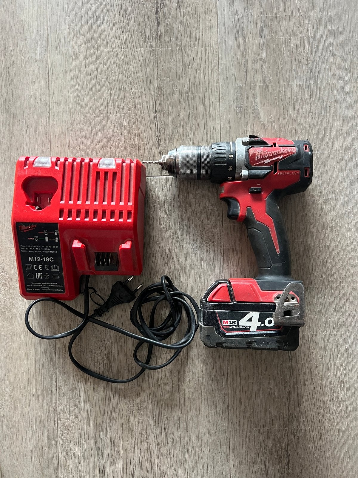 Milwaukee Brushless Boor-/Schroefmachine met Accu en Lader, Ophalen, Variabele snelheid, Boor- en Schroefmachine, Gebruikt