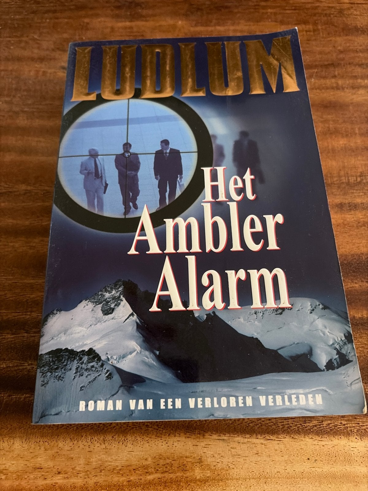 Het Ambler Alarm - Robert Ludlum (Thriller) - V2, Ophalen of Verzenden, Gelezen, Europa overig