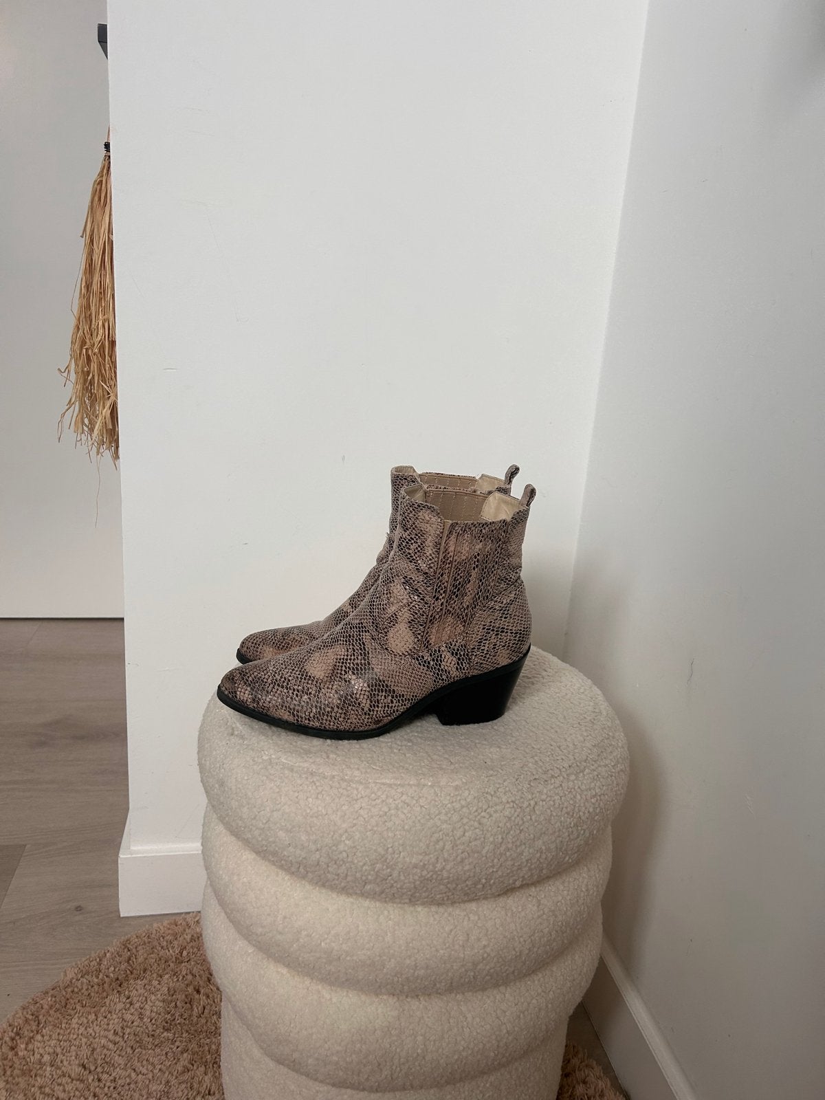 Stijlvolle Enkellaarsjes met Slangenprint, Ophalen of Verzenden, Zo goed als nieuw, Beige, Lage of Enkellaarzen