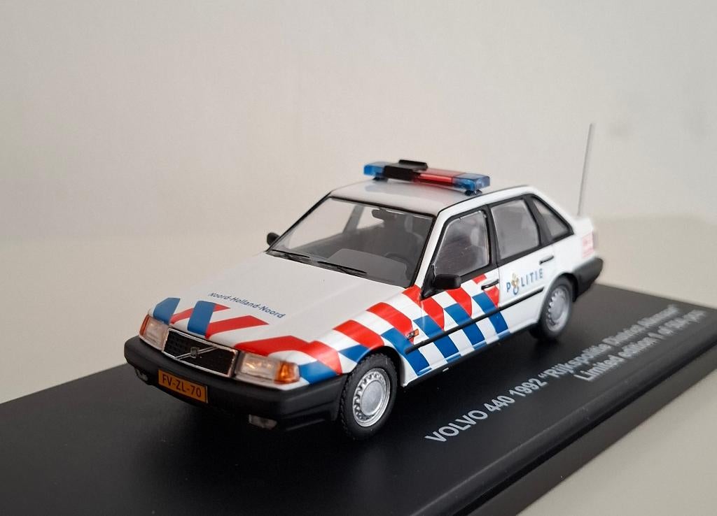Volvo 440 - Rijkspolitie Alkmaar - 1992 -, Hobby en Vrije tijd, Modelauto's | 1:43, Ophalen of Verzenden, Nieuw, Auto, Overige merken