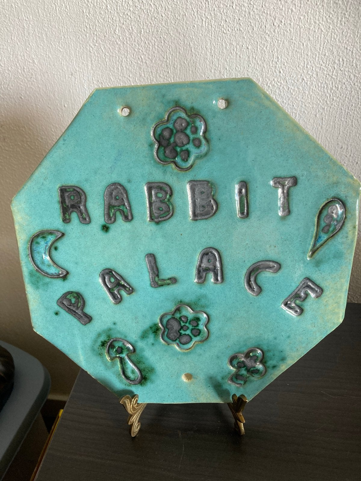 Uniek 8-hoekig wandbord "Rabbit Palace" - 23x23cm, Antiek en Kunst, Antiek | Wandborden en Tegels, Ophalen of Verzenden