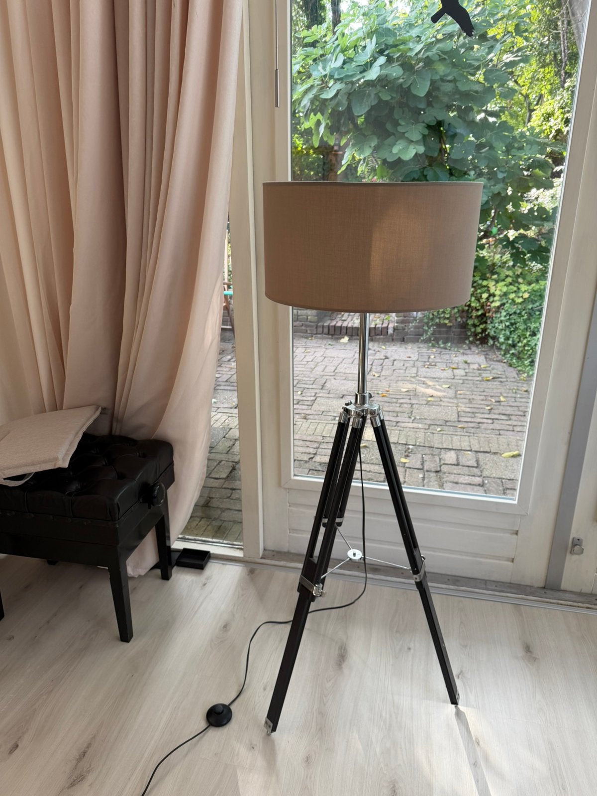 Stijlvolle tripod vloerlamp met stoffen lampenkap, Huis en Inrichting, Lampen | Vloerlampen, Ophalen, Gebruikt, 150 tot 200 cm
