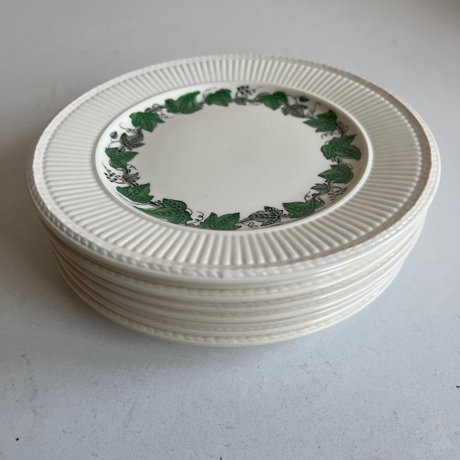 8x Wedgwood Stratford gebaksbord 18 cm bord klimop 1963 1964, Klassiek, Nieuw, Ophalen of Verzenden, Bord(en)