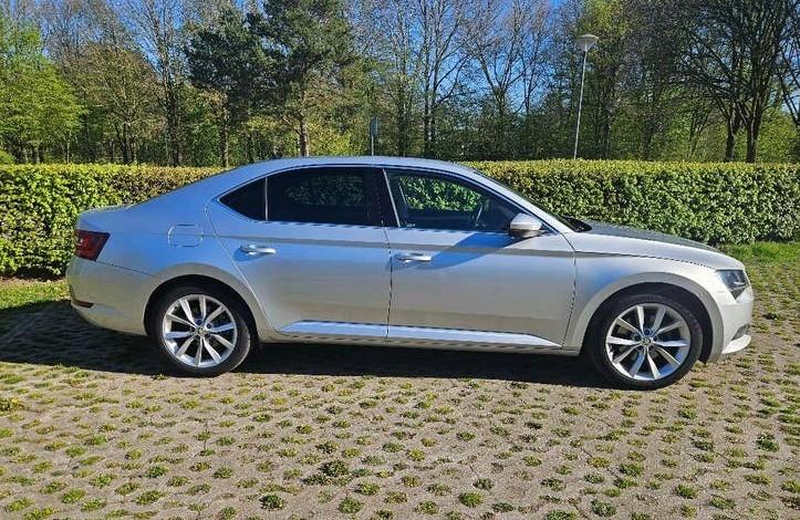 Skoda Superb 1.5 TSI 150pk Dsg-7 2019 Grijs, Auto's, 730 kg, 1498 cc, 4 cilinders, 75 €/maand