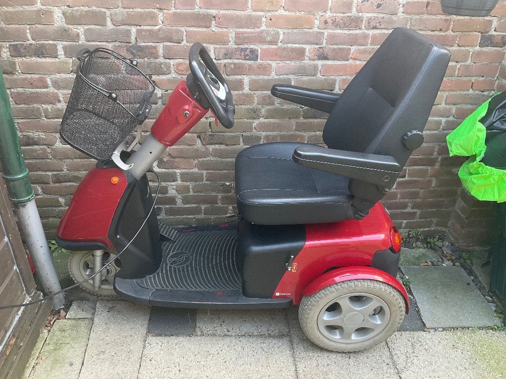 Trophy scootmobiel met nieuwe batterijen  €425,-, Gebruikt, 16 t/m 25 km, 16 km/u of meer, Ophalen