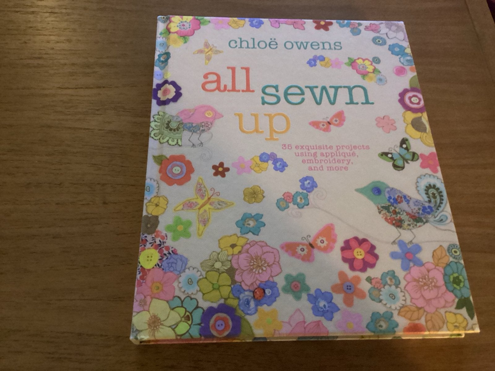 All Sewn Up: 35 projecten met applicatie en borduurwerk, Ophalen of Verzenden, Zo goed als nieuw, Borduren en Naaien