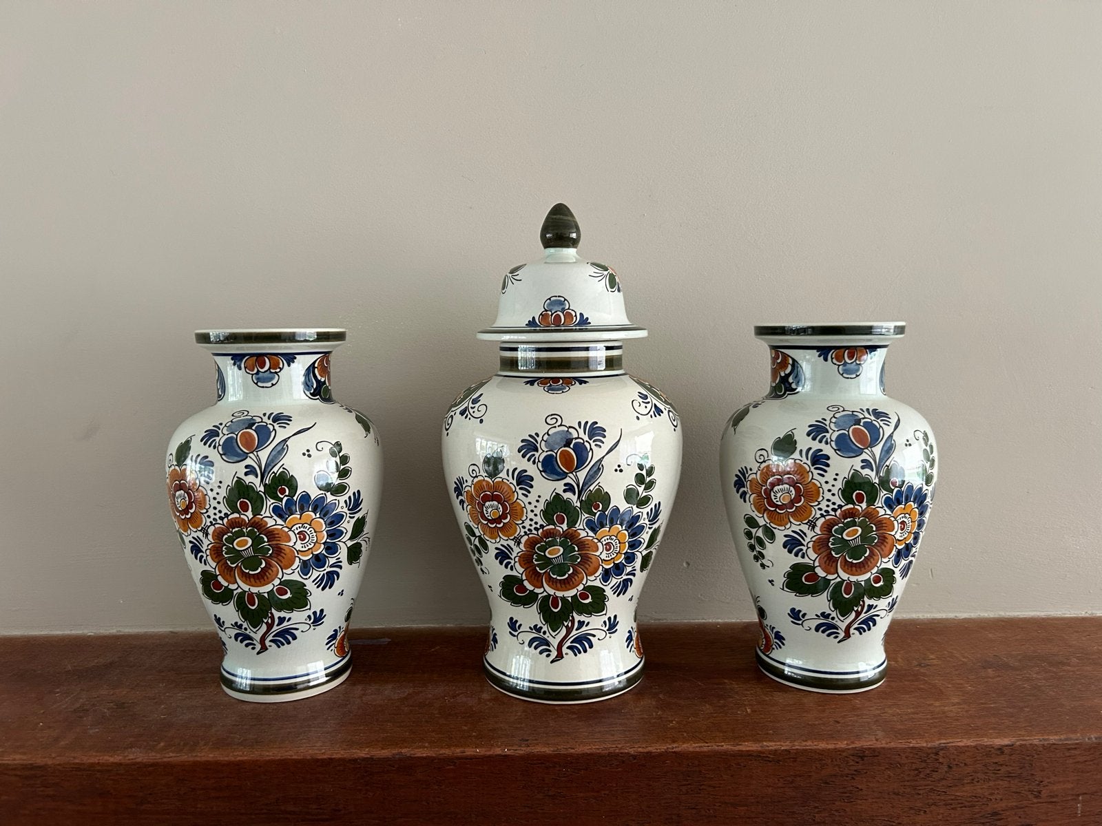 Set van 3 Delft Polychroom Vazen en Pot met Deksel, Antiek en Kunst, Antiek | Vazen, Ophalen of Verzenden