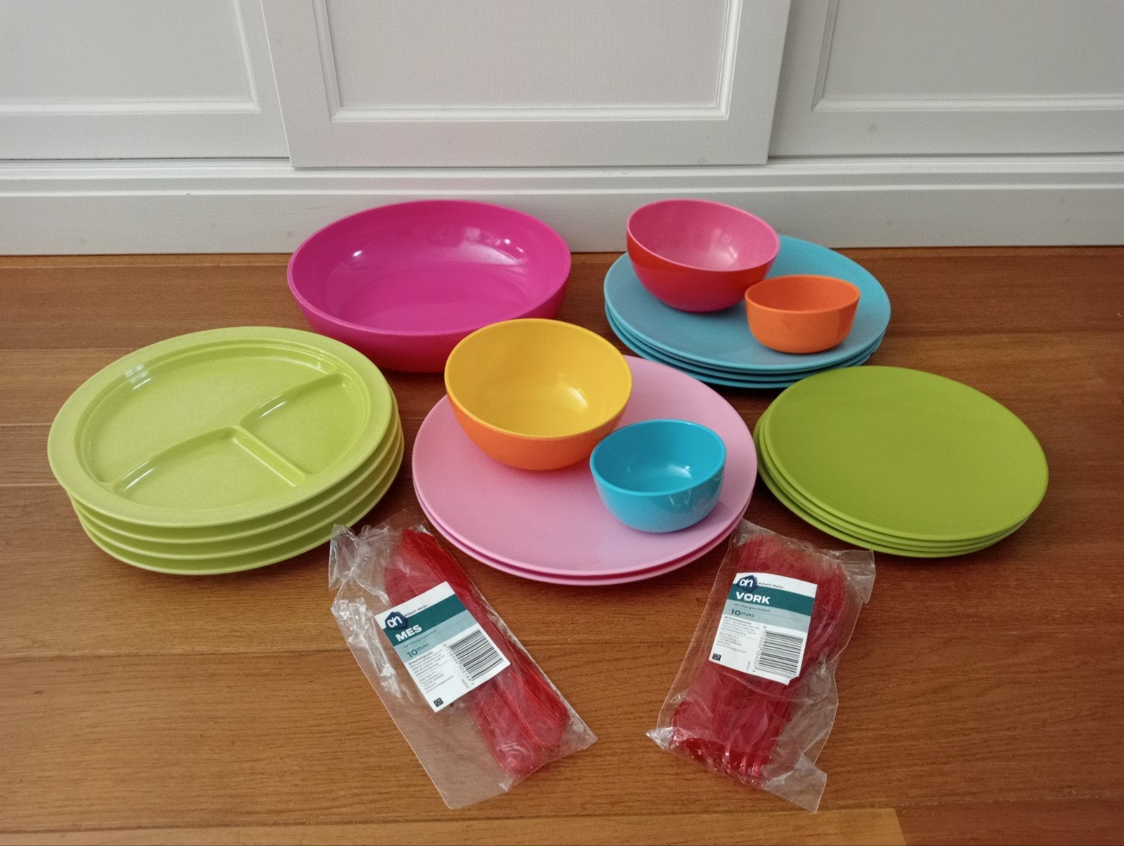Kleurrijke en vrolijke melamine set en roze set, Huis en Inrichting, Keuken | Tupperware, Ophalen of Verzenden, Overige kleuren