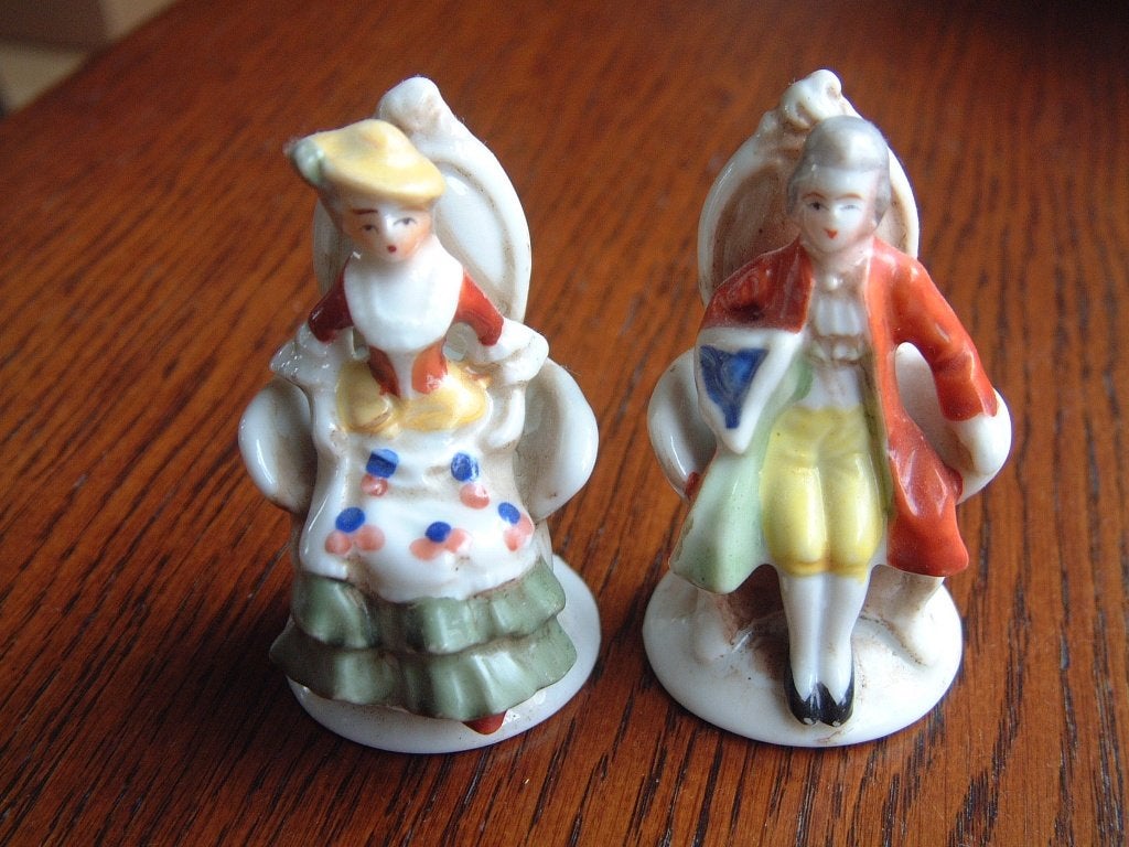 2 gave kleine oude beeldjes man en vrouw, Ophalen of Verzenden, Zo goed als nieuw, Mens