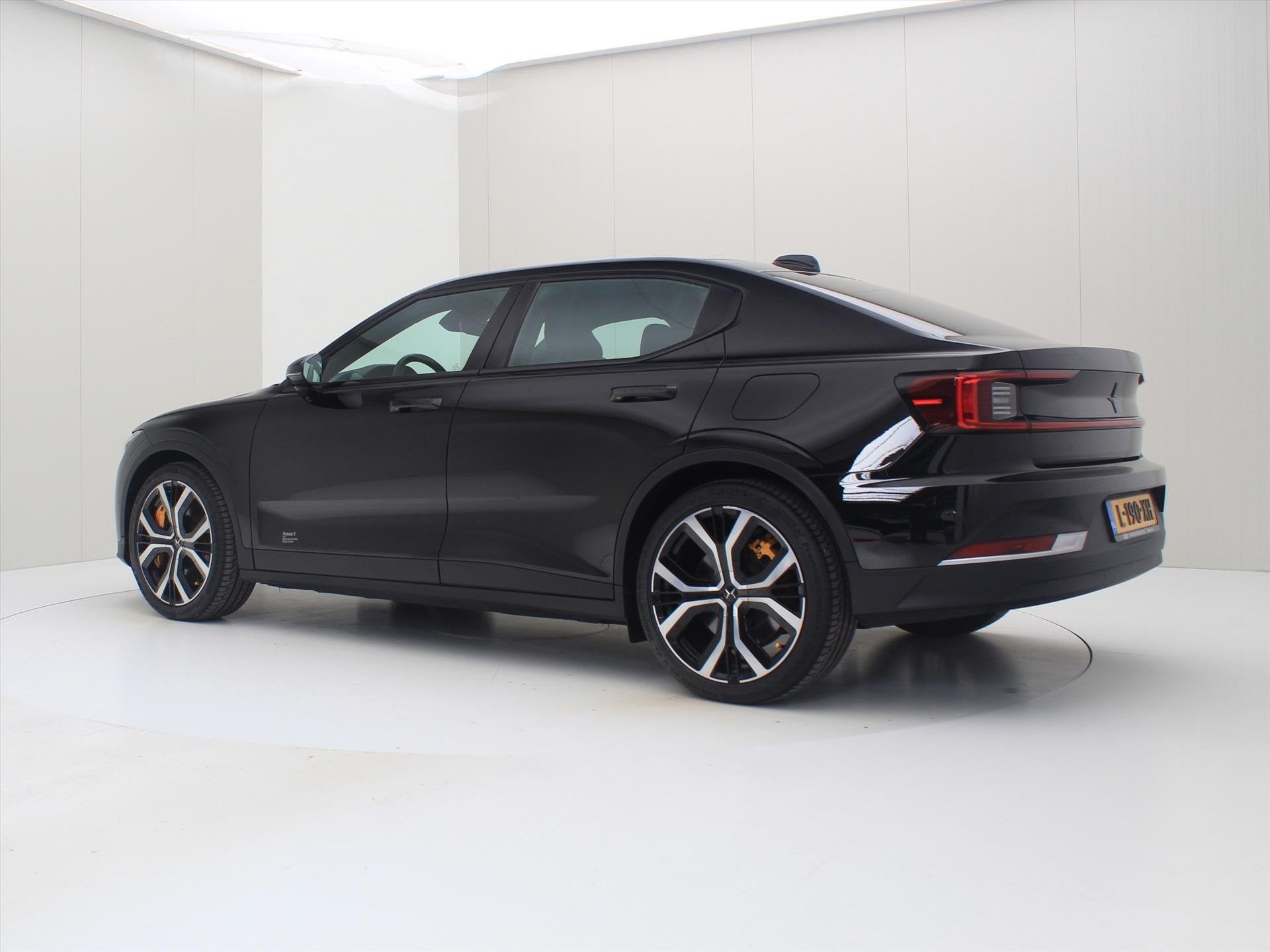 Polestar 2 Long Range Dual Motor 408pk 94.5% SoH Performance, Auto's, Polestar, Polestar 2, Stof, Gebruikt, Zwart