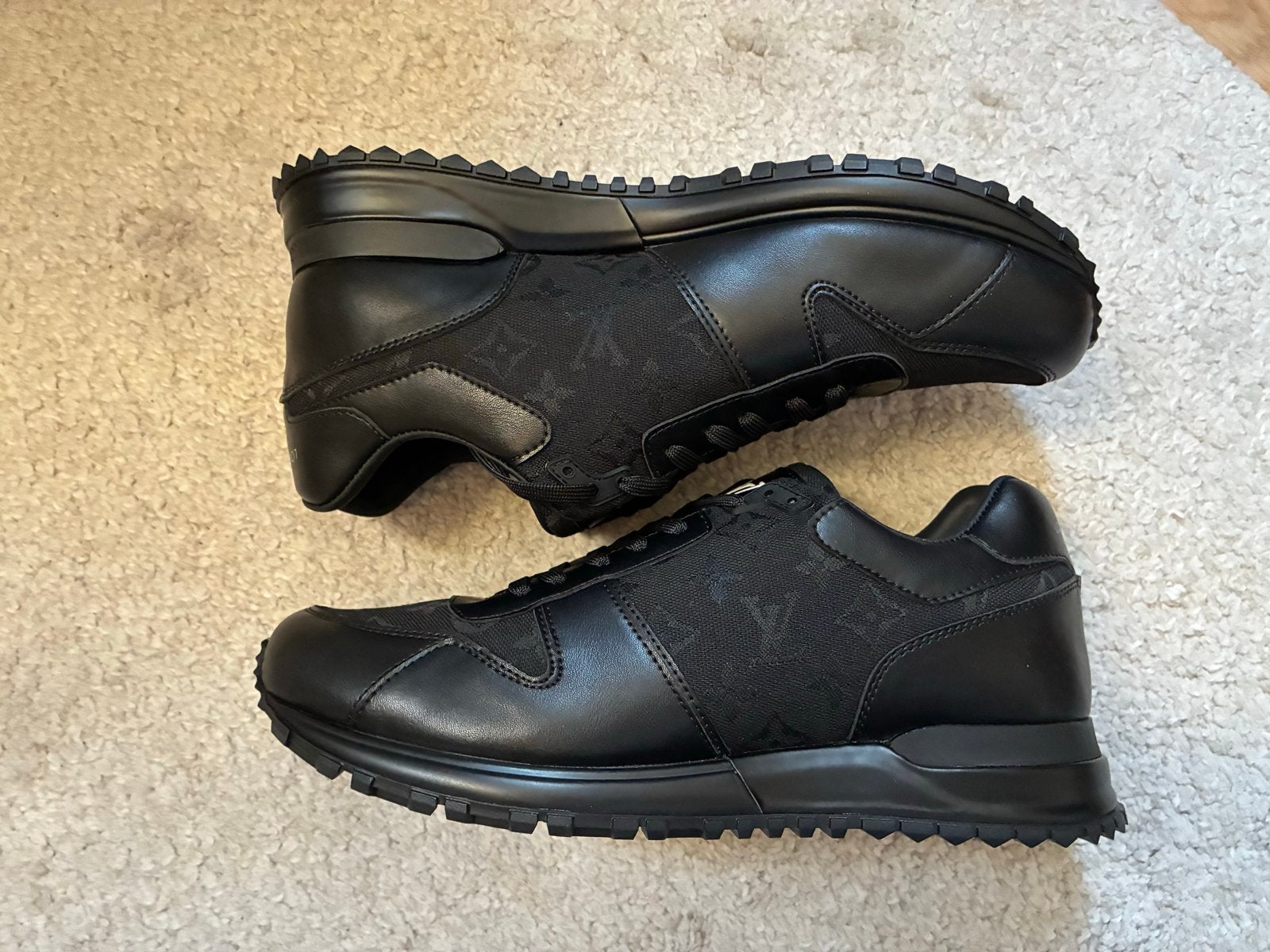 Louis Vuitton Run Away Sneakers Zwart Maat 43, Ophalen of Verzenden, Nieuw, Zwart, Sneakers of Gympen