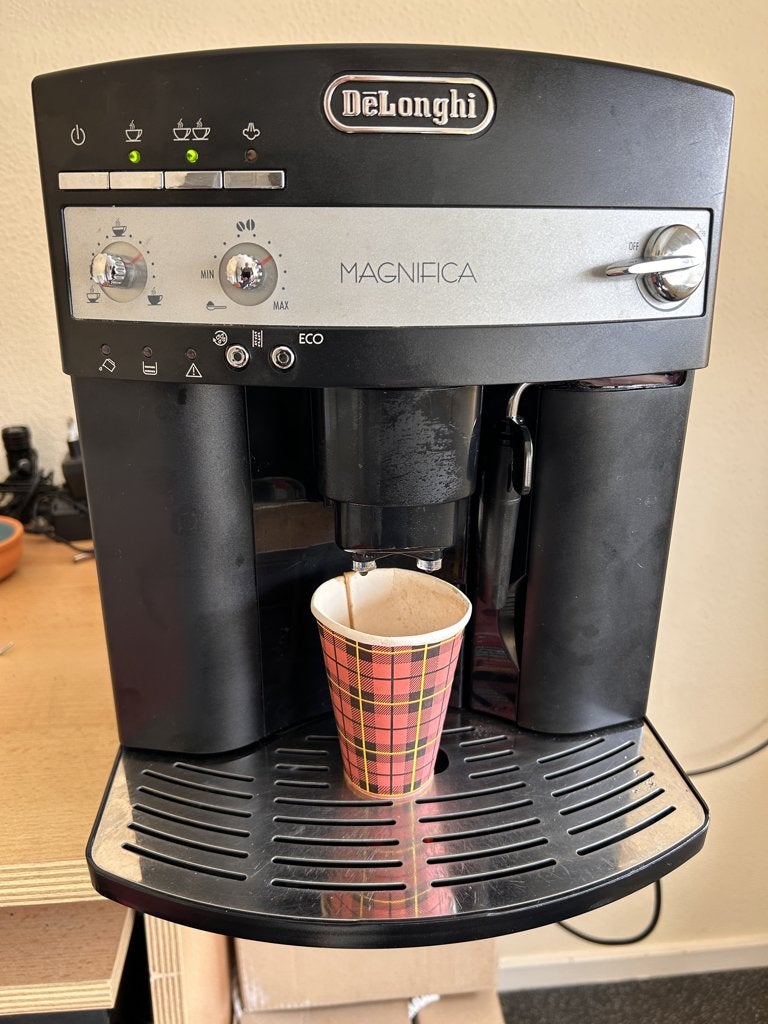 Aangeboden een De Longhi MAGNIFICA, Witgoed en Apparatuur, 4 tot 10 kopjes, Afneembaar waterreservoir, Koffiemachine, Refurbished