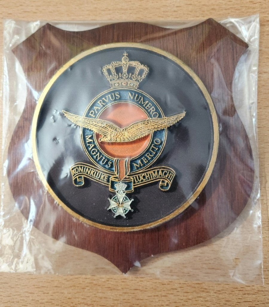 KLU wapenschildje met MWO, Ophalen of Verzenden, Luchtmacht, Nederland, Embleem of Badge