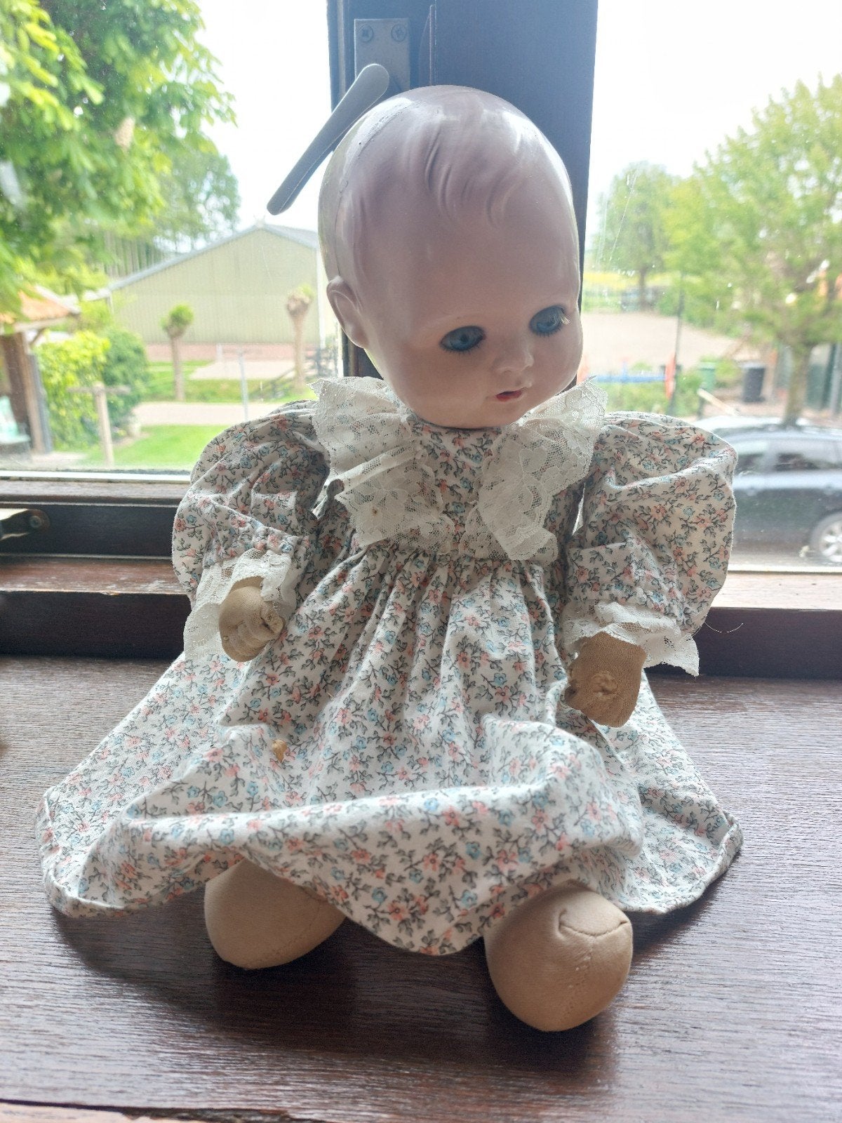Oude Pop met Bloemenjurk - Vintage Babypop, Ophalen of Verzenden, Gebruikt, Babypop