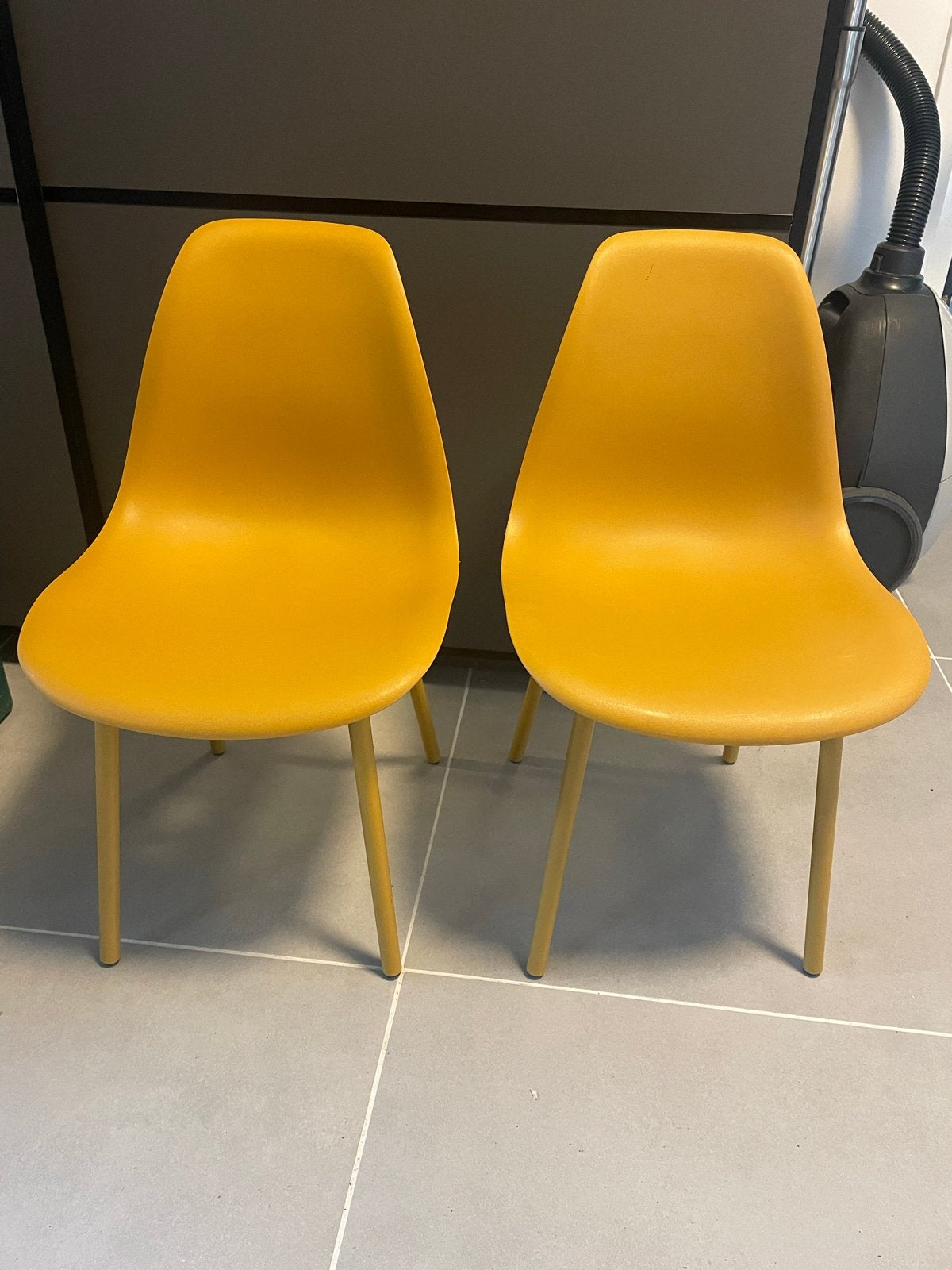 Twee gele kinder stoeltjes, Ophalen, Kunststof, Gebruikt, Twee