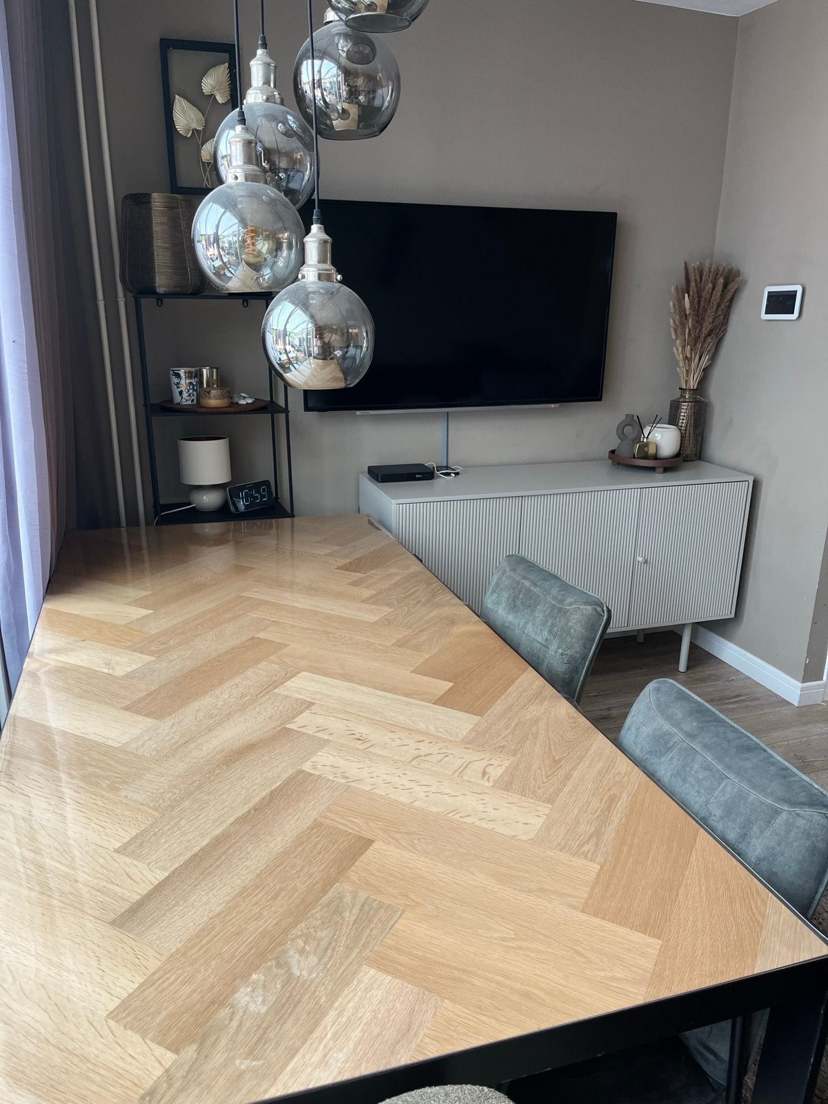 Eettafel met visgraatmotief en metalen onderstel, Huis en Inrichting, Tafels | Eettafels, Ophalen, 100 tot 150 cm, Eikenhout, 200 cm of meer
