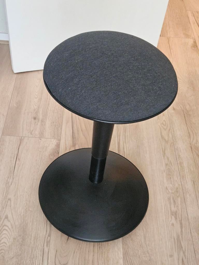 IKEA NILSERIK Zit-sta kruk, zwart/donkergrijs, Ophalen, Stof, Gebruikt, Zwart