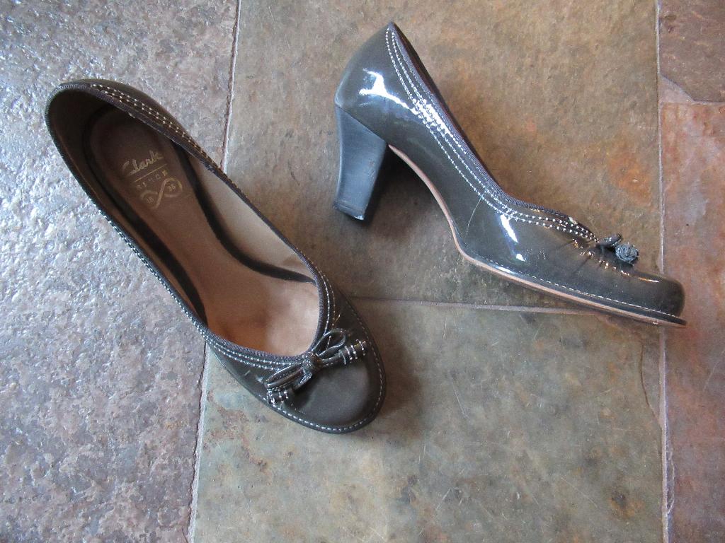 CLARK Schoenen maat 37,5 nieuw grijs lak met hak van 6cm €20, Nieuw, Ophalen of Verzenden, Schoenen met hoge hakken, Grijs
