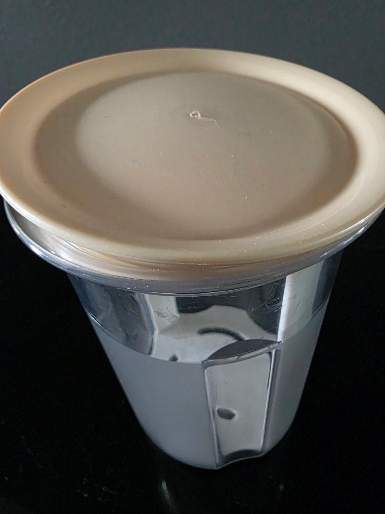 Tupperware zilveruitjes/olijven houder met lift en deksel, Huis en Inrichting, Gebruikt, Zuurpot, Geschikt voor vriezer, Ophalen of Verzenden
