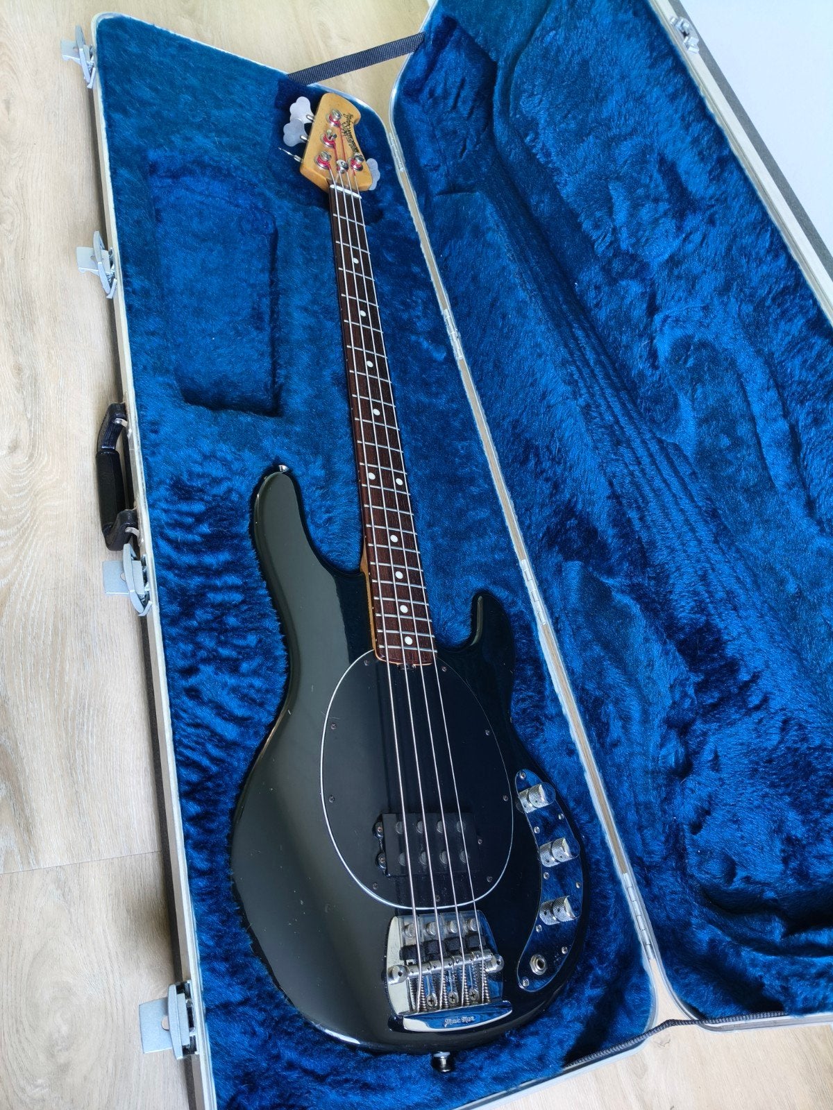 Music Man Stingray 2EQ 1991 met OHSC, Muziek en Instrumenten, Ophalen, Gebruikt, Elektrisch