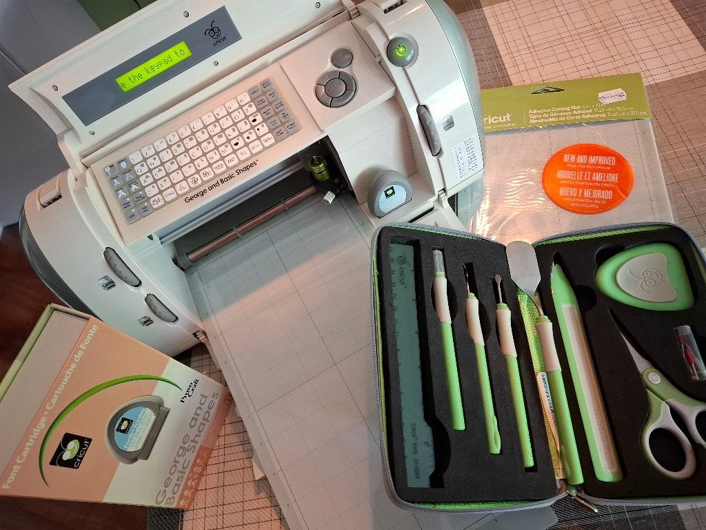 Cricut Expression snijmachine met accessoires, Hobby en Vrije tijd, Ophalen, Gebruikt, Educatief, Meerkleurig