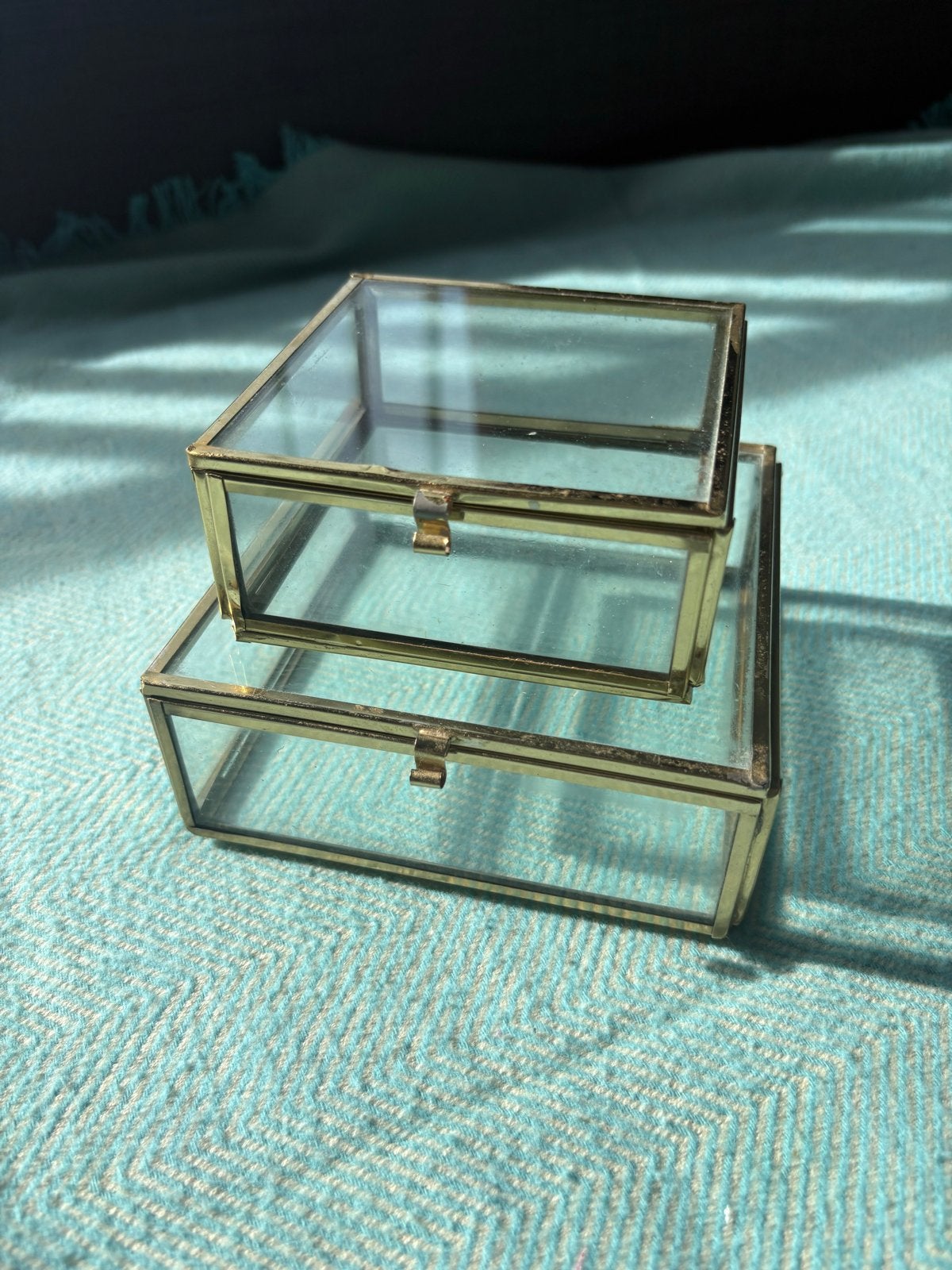 Set van 2 vierkante glazen doosjes met messing rand, Vintage, Gebruikt, Ophalen of Verzenden, Goud