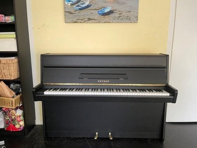 Fraaie matzwarte Petroff piano gestemd en gratis vervoer
