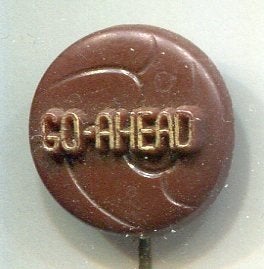 Go-Ahead bruin plastic voetbal club speldje ( Y_075), Ophalen of Verzenden, Zo goed als nieuw, Sport, Speldje of Pin
