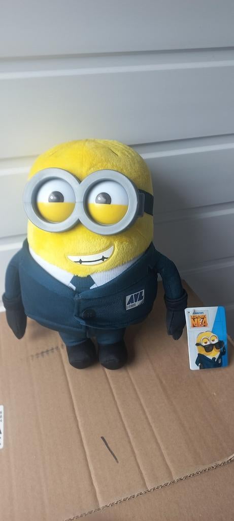 Nieuw: Minion knuffel met pak - Despicable Me 4, Overige merken, Overige typen, Ophalen of Verzenden, Middelgroot (20 tot 80 cm)