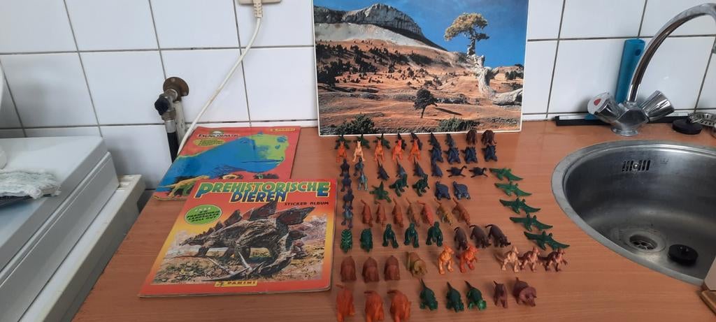 Dinosaurus speelgoedfiguren en Panini stickerboeken, Ophalen of Verzenden, Gebruikt