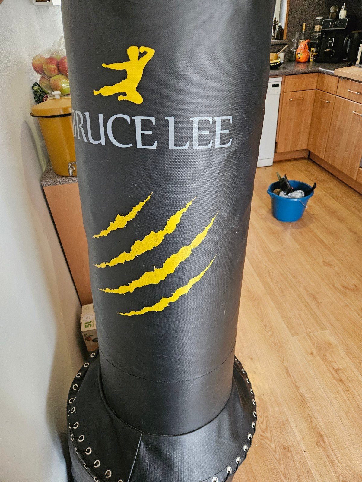 Bruce Lee Vechtsport Bokszak - Zwart met Gele Klauwen, Gebruikt, Overige, Vechtsportmateriaal, Groter dan maat XL