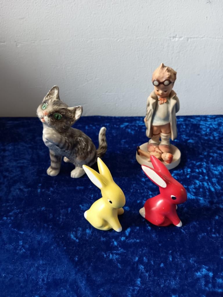 Goebel Figuren: Poppendokter, Konijnen en Poes - Beschadigd, Verzamelen, Beelden en Beeldjes, Ophalen of Verzenden
