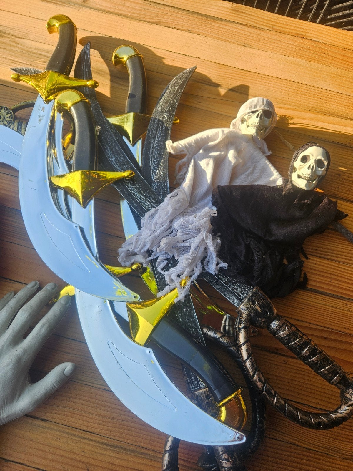 Halloween decoratie: Zwaarden, dolken en skeletten, Ophalen of Verzenden, Gebruikt, Versiering, Halloween of Griezel