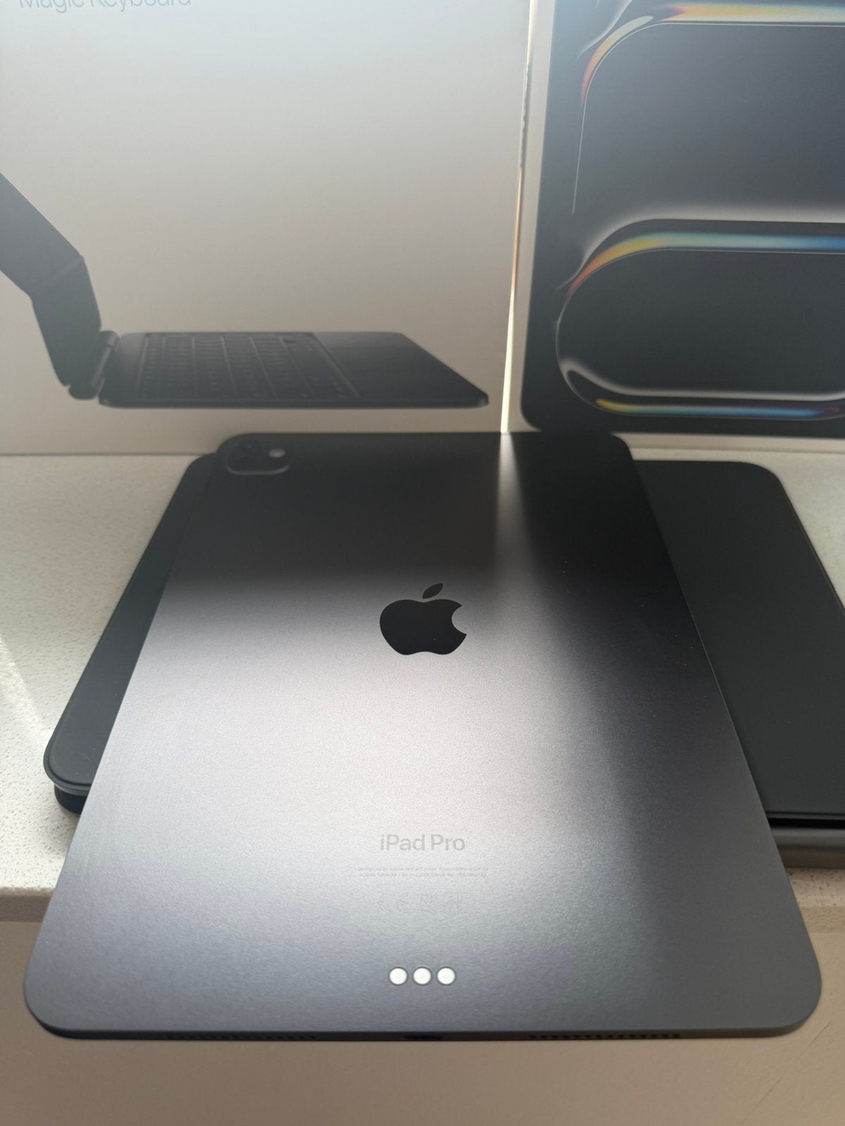 iPad Pro 11 inch M4 - Magic Keyboard en luxe MOFT-case, Computers en Software, Apple iPad, 11 inch, Ophalen of Verzenden, Zo goed als nieuw