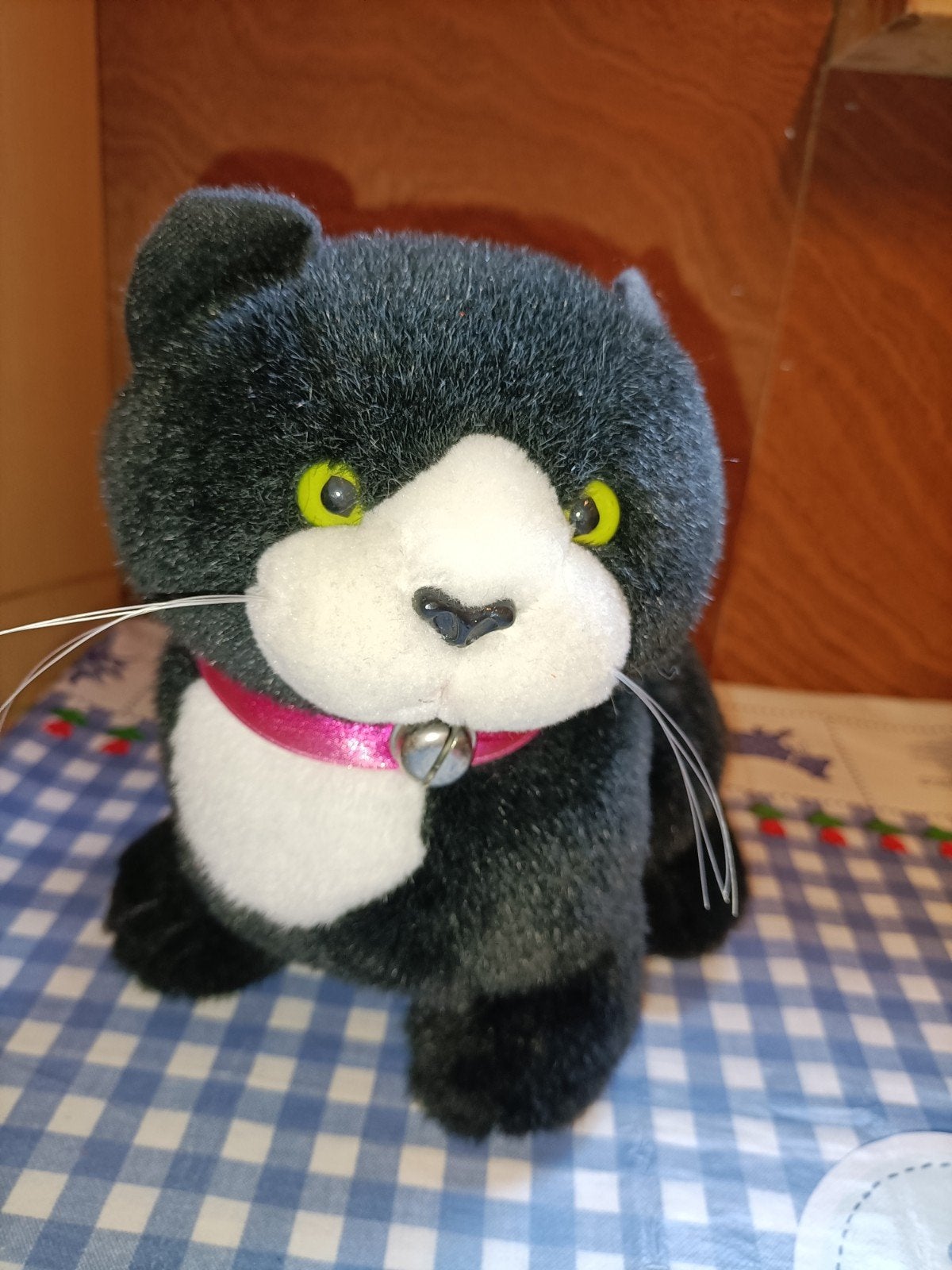 Poes knuffel zwart met wit van Stichting Zwerfdier 27 cm, Ophalen of Verzenden, Zo goed als nieuw