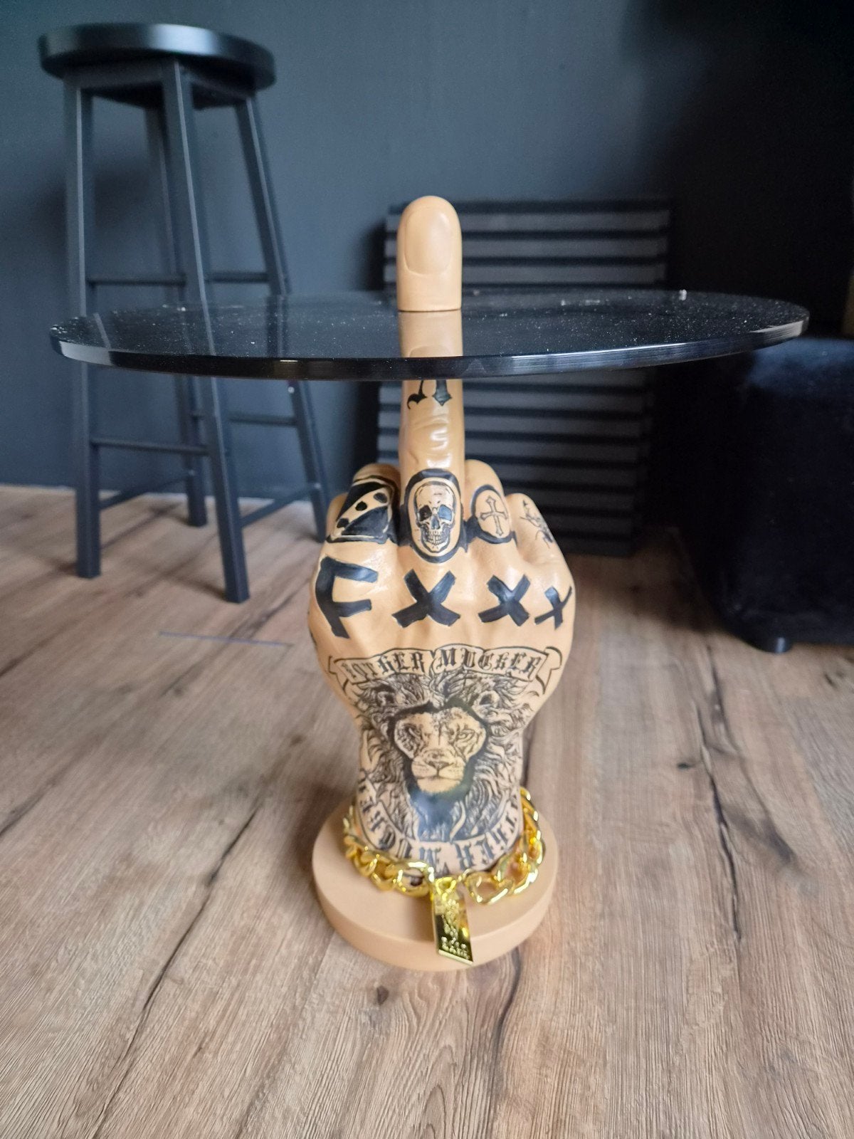 Uniek Bijzettafeltje met 'Middle Finger' Design bold monkey, Huis en Inrichting, Minder dan 45 cm, Minder dan 55 cm, Rond, Ophalen of Verzenden