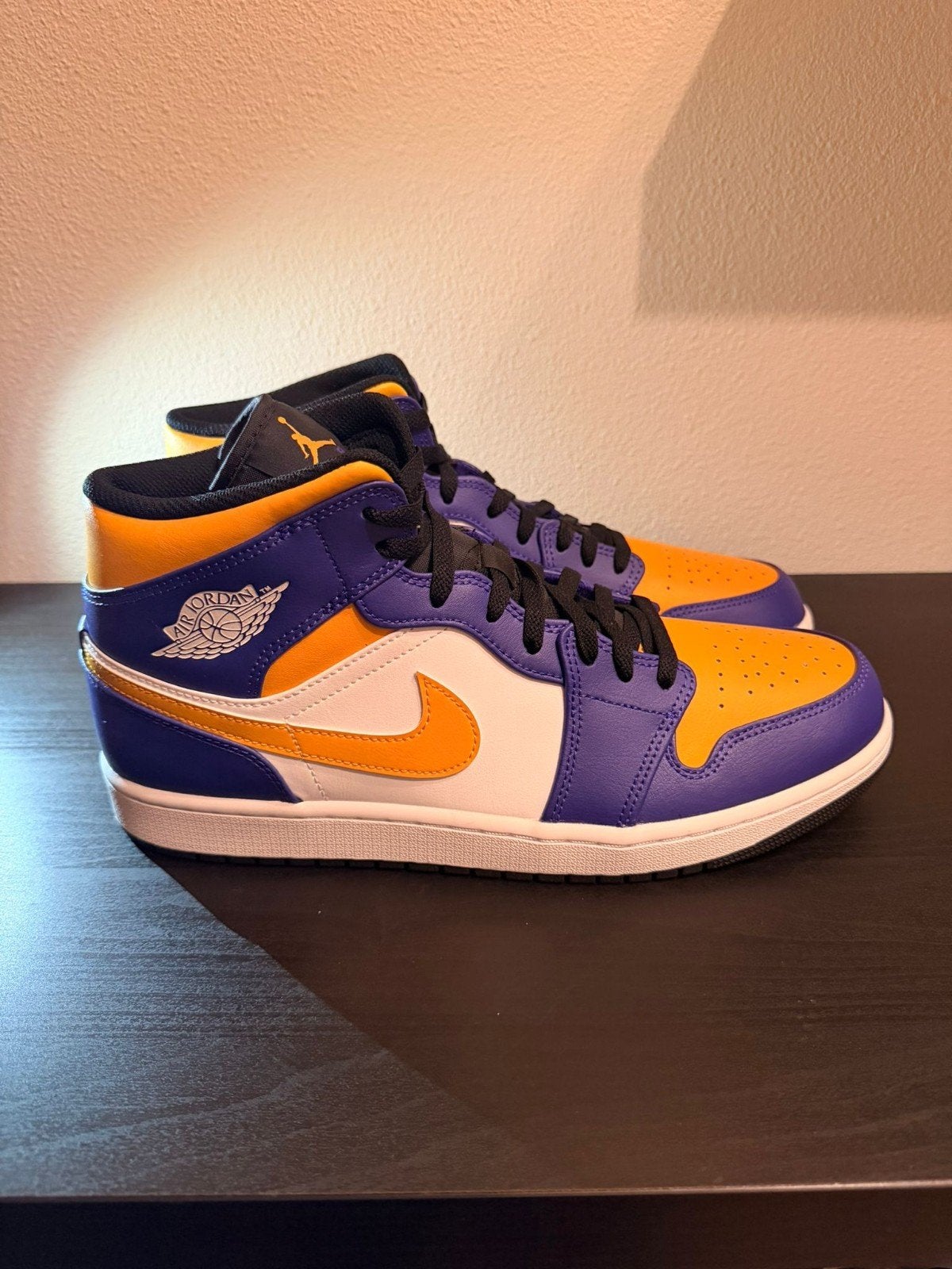 Jordan 1 Mid Lakers - Maat 46 - Nieuw (zonder doos), Overige kleuren, Verzenden, Nieuw, Sneakers of Gympen