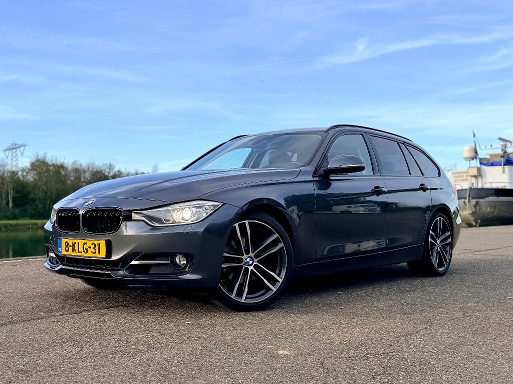 BMW 3-Serie 320i 184pk Aut 2013 Grijs, Achterwielaandrijving, Zwart, 4 cilinders, Stationwagon