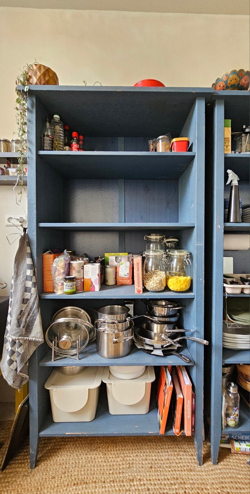 Twee keer massief houten boekenkast / keukenkast /stelling, Ophalen