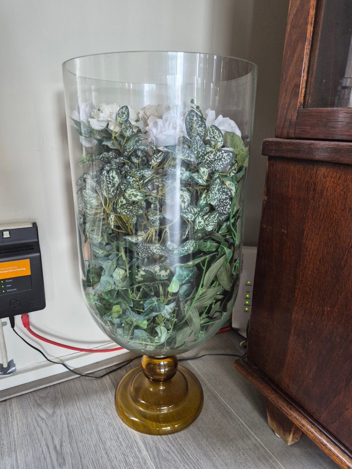 Grote glazen vaas met kunstbloemen en -planten, Ophalen, Gebruikt, Meerkleurig, Inclusief decoratie