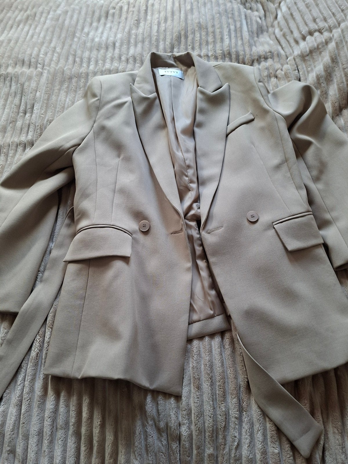 Nieuw damespak maat L - IVIVI, Ophalen, Kostuum of Pak, Beige, Maat 42/44 (L)