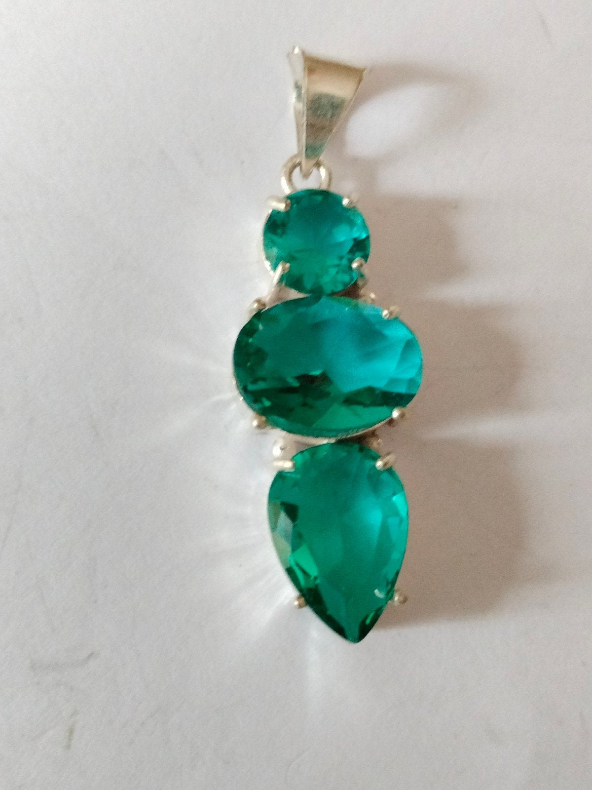 zilveren hanger met groen apatiet, Overige voorstellingen, Verzenden, Nieuw, Met edelsteen