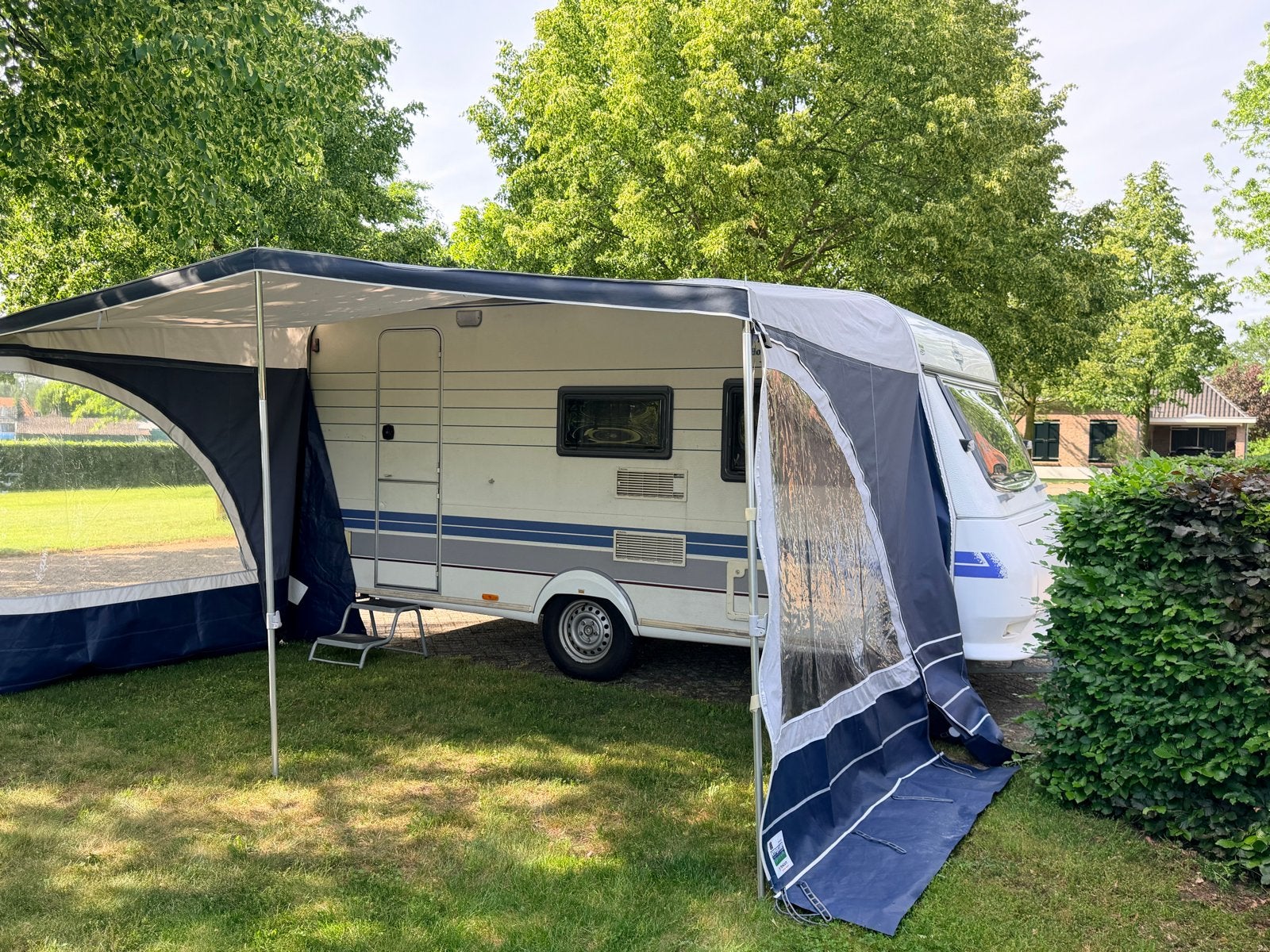 Hobby de Luxe 440 uit 1998 met voortent en fietsenrek, Caravans en Kamperen, Caravans, Vast bed, Hobby, Treinzit, Particulier