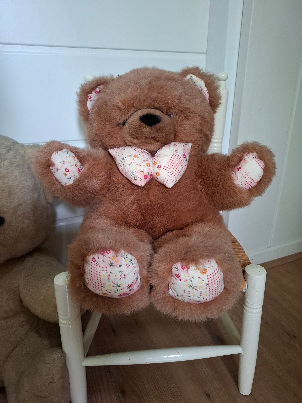 Knuffelbeer met strik en bijpassend wit stoeltje, Gebruikt, Beer, Ophalen of Verzenden, Met kleding of accessoire