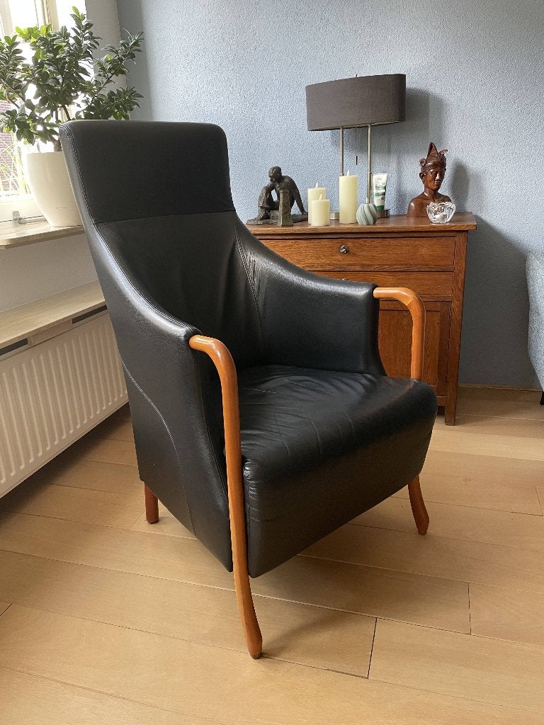 Stouby fauteuil van zwart leer en berkenhout, Huis en Inrichting, Fauteuils, Ophalen, Minder dan 50 cm, 75 tot 100 cm, Zo goed als nieuw