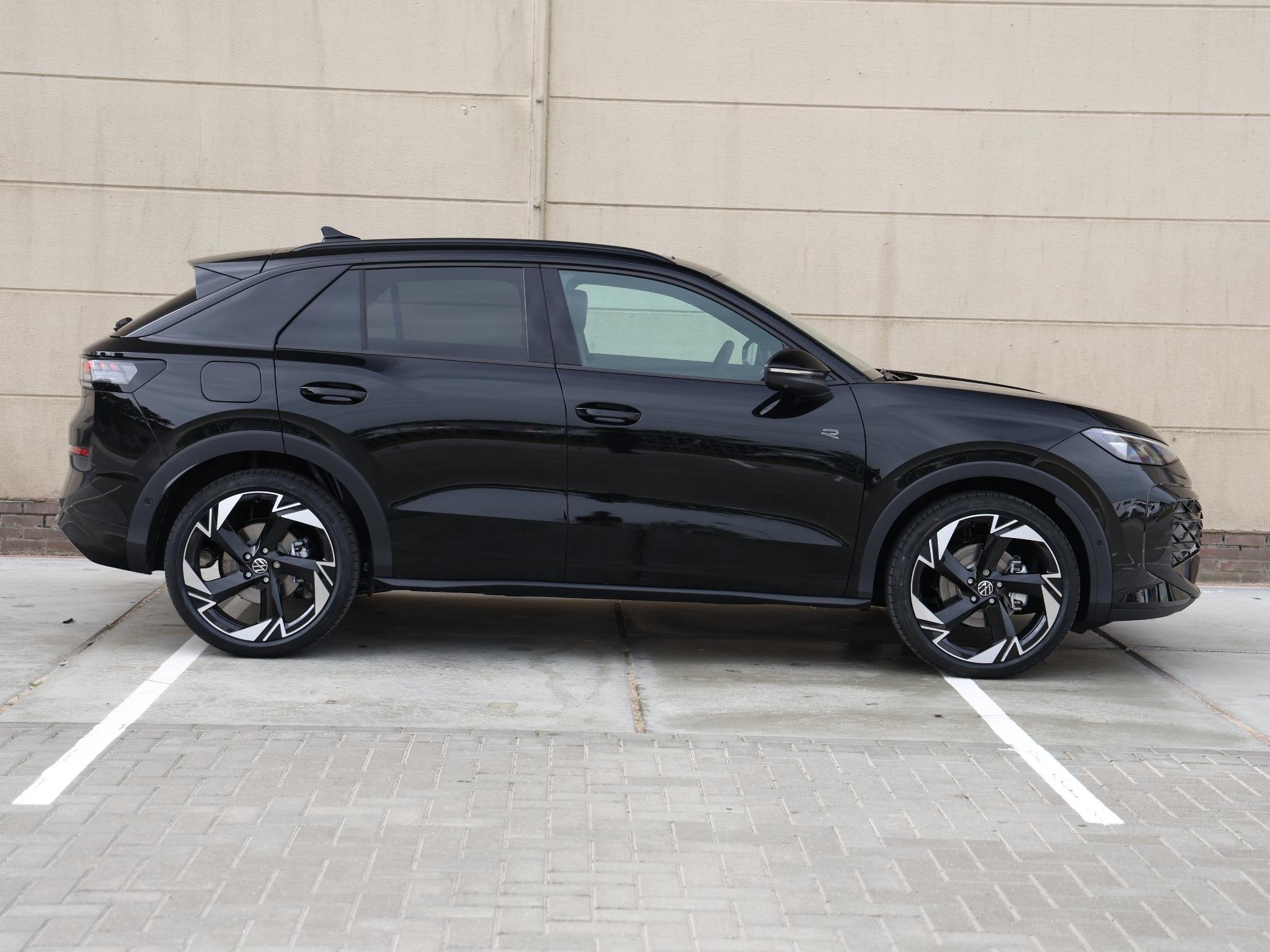 Volkswagen T-Roc R-Line First Edition 1.5 eTSI 150 PK | Pano, Auto's, Volkswagen, 1498 cc, 4 cilinders, 150 pk, Zwart