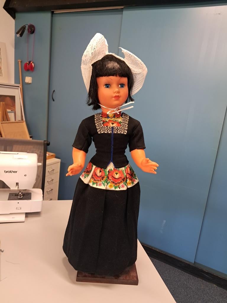 Oude volendamse klederdrachtpop met nette en werkkledij, Ophalen of Verzenden, Gebruikt